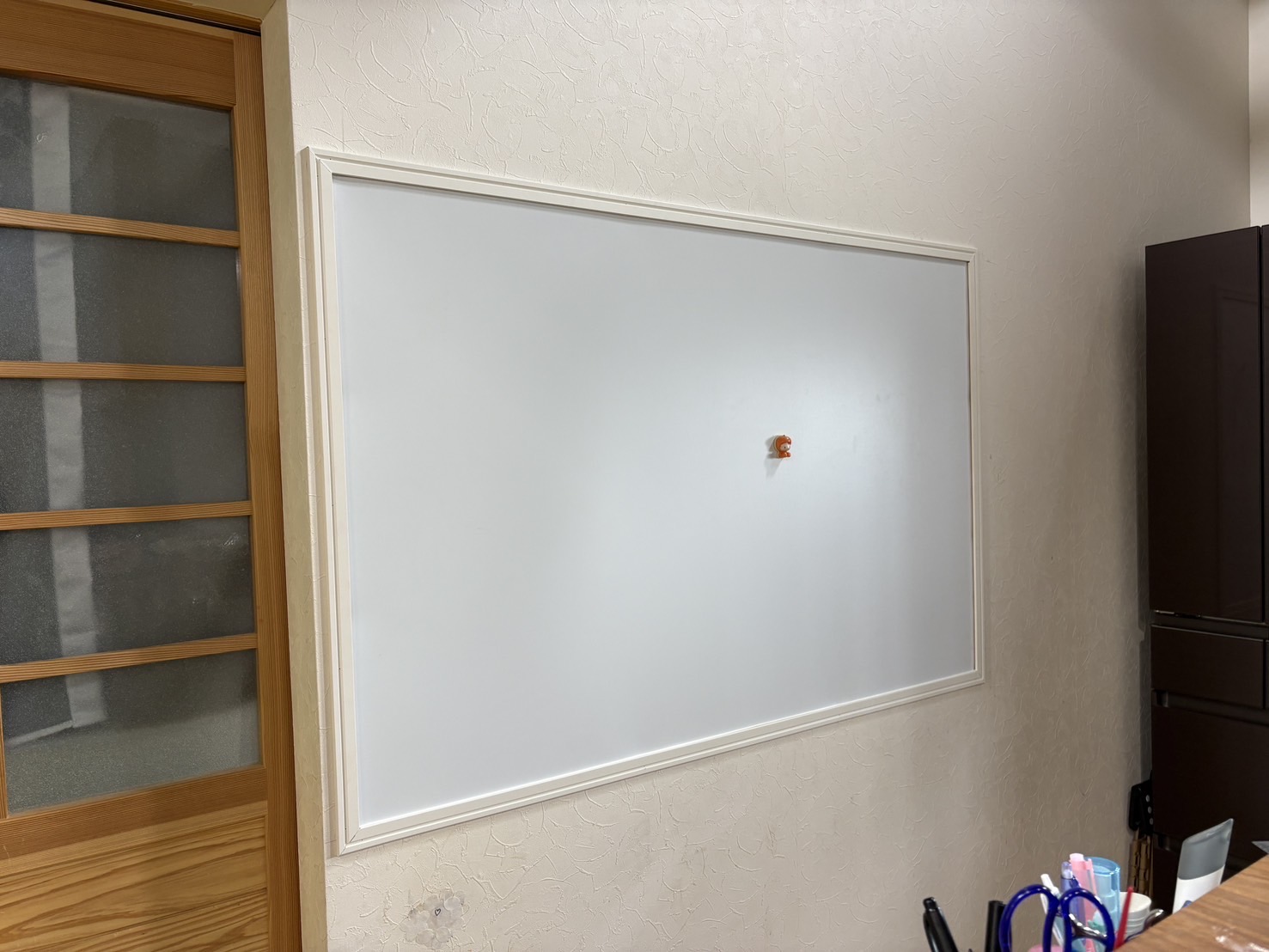 壁に取り付けるマグネットボード